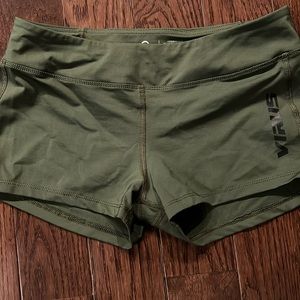 Virus performance booty shorts army green